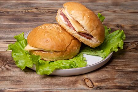 Бутерброд с колбасой