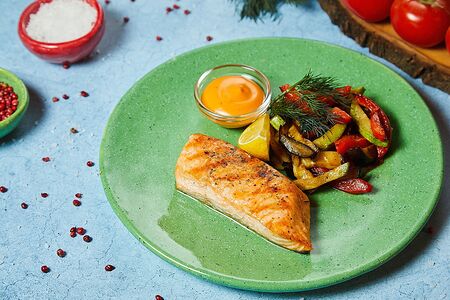 Стейк из семги с овощным соте