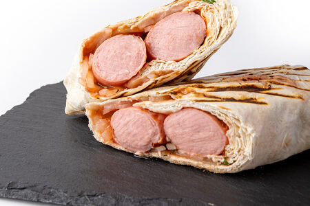 Две сосиски в лаваше с маринованным луком