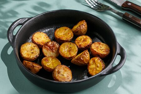 Картофель запечённый с розмарином