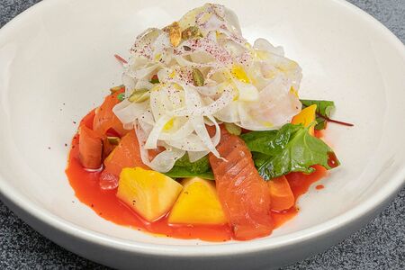 Салат с копченой форелью