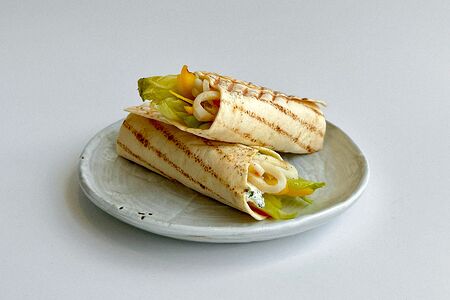 Теплый ролл с кальмаром