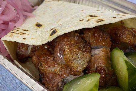 Коробочка с шашлыком из свинины