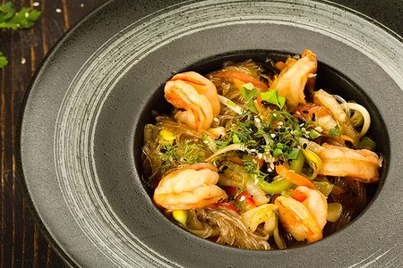 Фунчоза с тигровыми креветками, яйцом и овощами