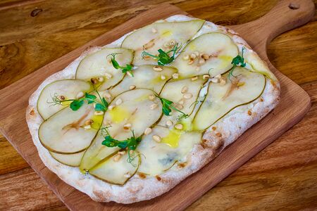 Римская пицца горгонзола и груша