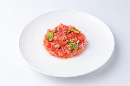 Крудо из тунца с томатами