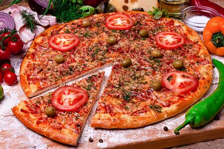 Пицца Де Карне колбаса докторская, бекон