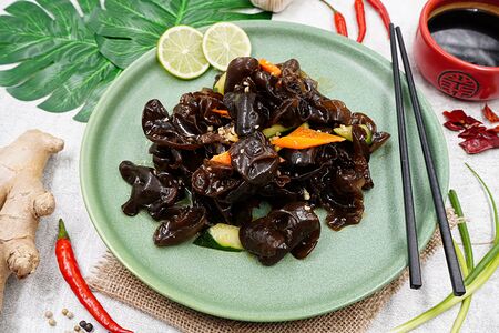 Кисло-сладкие грибы/陈醋木耳