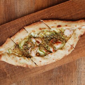 Пиде с креветками, цукини и фисташками 