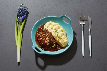 Томленые телячьи щечки с мятым картофелем