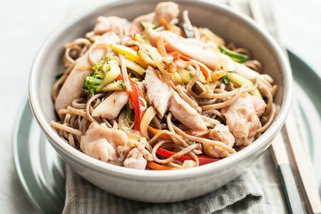 Вок соба с курицей и овощами