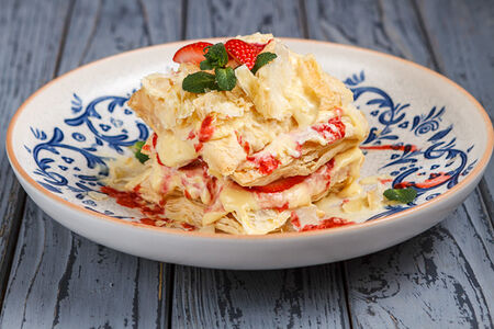 Домашний наполеон с ванильно-клубничным соусом