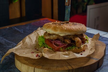 Бургер с куриным бедром