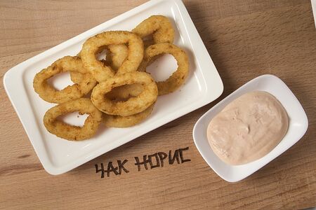 Луковые кольца с соусом спайси