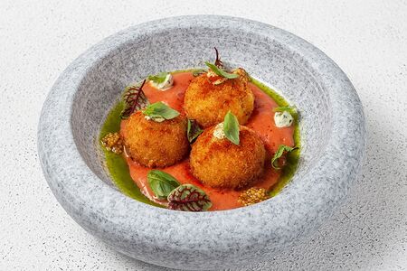 Аранчини из риса с соусом болоньезе