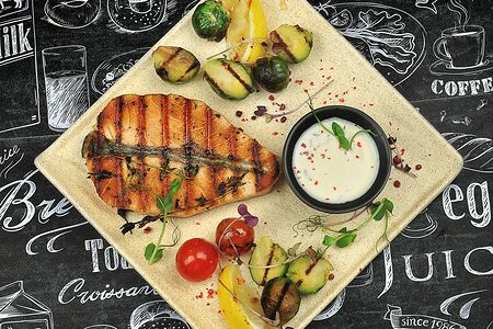 Лосось с соусом белое вино