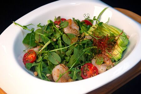 Салат с авокадо и креветкой