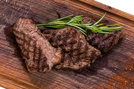 Медальоны из говядины с соусом из вяленых томатов