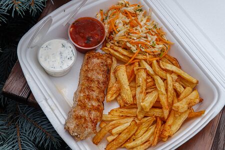 Люля-кебаб куриный с картофелем фри и капустным салатом