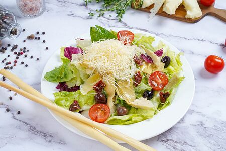 Зеленый салат с артишоками, оливками и вялеными томатами