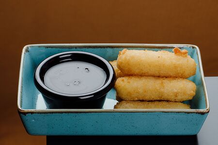 Сырные палочки с ягодным соусом