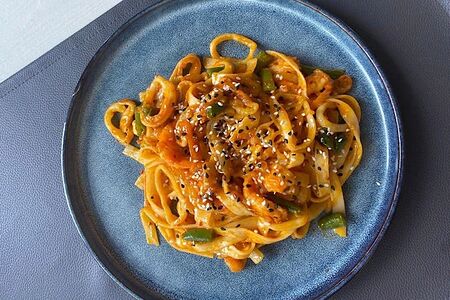 Удон с креветкой и курицей в сладком соусе чили