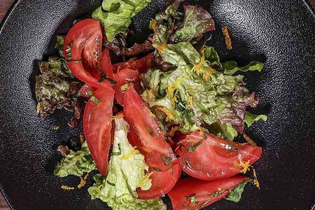 Салат с розовыми томатами