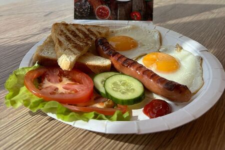 Яичница с колбаской и овощами