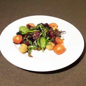 Тёплый салат с морепродуктами