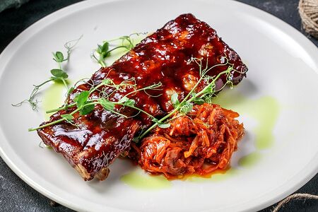 Свиные ребра в глазури из соуса барбекю с тушеной капустой