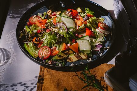 Салат из овощей и авокадо на гриле