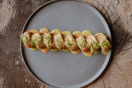 Тунец с соусом чимичурри