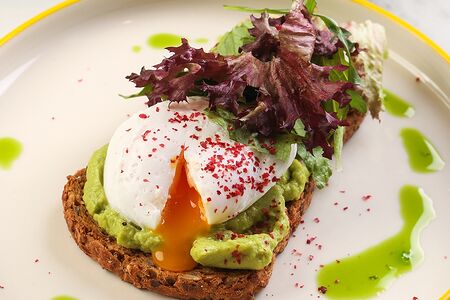 Авокадо-тост с яйцом пашот