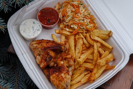 Куриные крылья с картофелем фри и капустным салатом