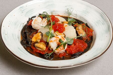 Черные спагетти с морепродуктами