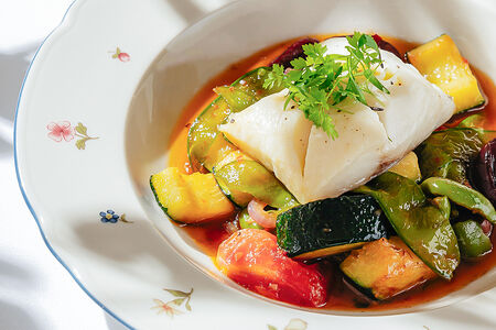 Черная треска, припущенная с овощами