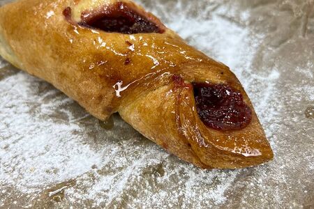 Булочка с с персиком и клубникой