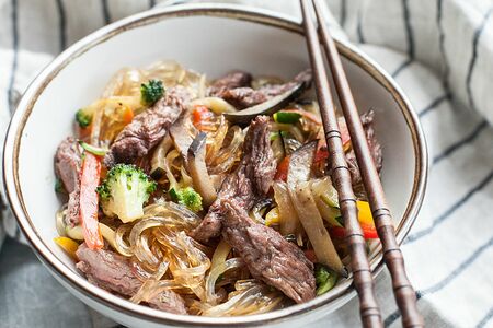 Вок соба с говядиной и овощами