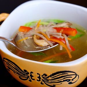 Куриный суп с овощами и лапшой