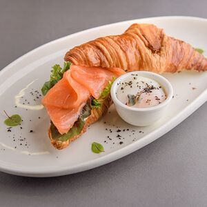 Круассан с лососем и яйцом пашот