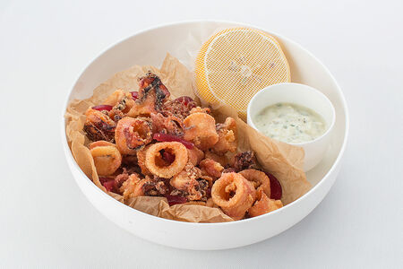 Фритто из кальмара, йогурт, лук маринованный