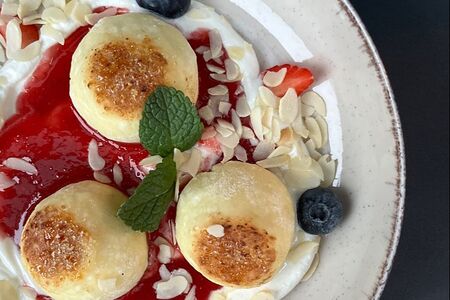 Сырники с кремом рикотта и клубничным соусом