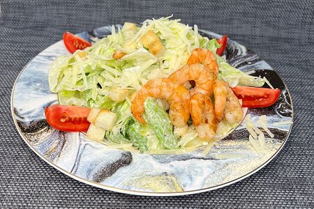 Салат Цезарь с креветками