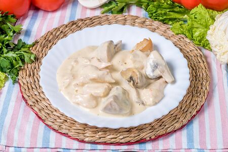 Курица в сливочном соусе с грибами