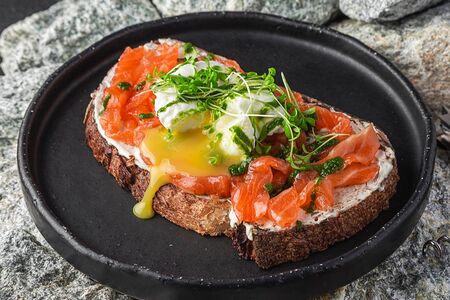 Брускетта Лосось и яйцо Пашот