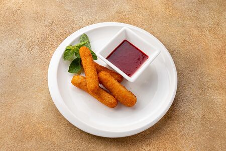 Сырные палочки с клубничным соусом