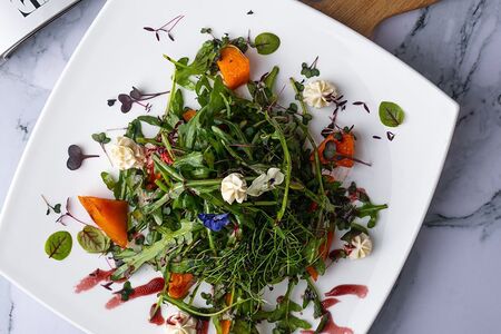 Руккола с карамелизированной тыквой и сыром креметта