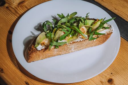 Брускетта с креветкой