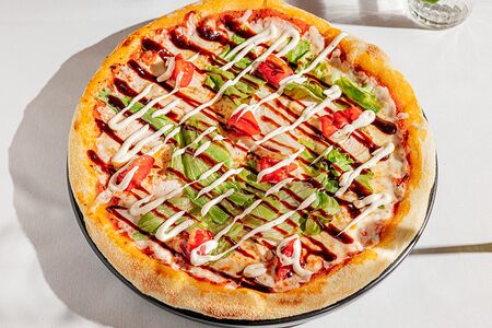 Пицца с цыпленком BBQ и хрустящим салатом