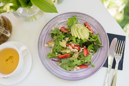 Салат с клубникой и авокадо